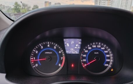 Hyundai Solaris II рестайлинг, 2011 год, 650 000 рублей, 33 фотография