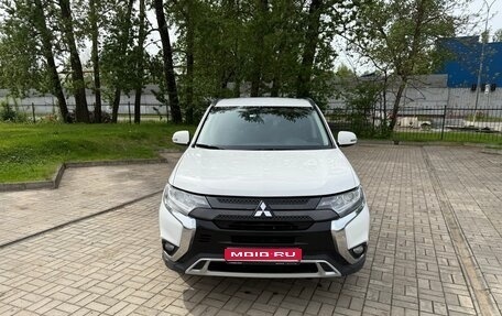 Mitsubishi Outlander III рестайлинг 3, 2021 год, 3 200 000 рублей, 1 фотография