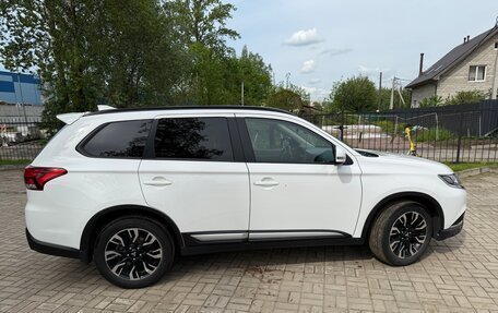 Mitsubishi Outlander III рестайлинг 3, 2021 год, 3 200 000 рублей, 4 фотография
