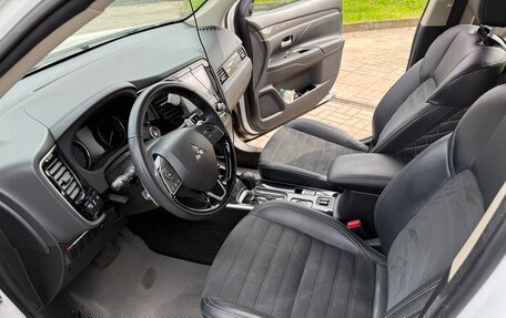 Mitsubishi Outlander III рестайлинг 3, 2021 год, 3 200 000 рублей, 10 фотография