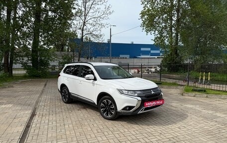 Mitsubishi Outlander III рестайлинг 3, 2021 год, 3 200 000 рублей, 3 фотография