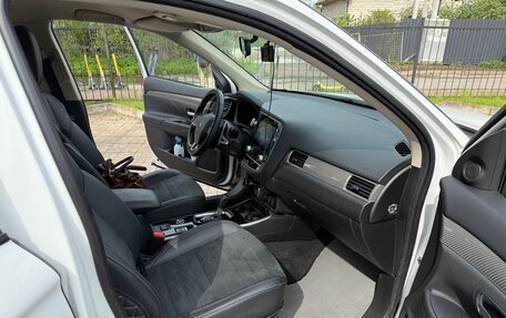 Mitsubishi Outlander III рестайлинг 3, 2021 год, 3 200 000 рублей, 13 фотография