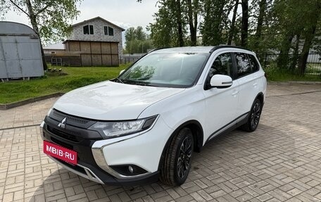 Mitsubishi Outlander III рестайлинг 3, 2021 год, 3 200 000 рублей, 8 фотография