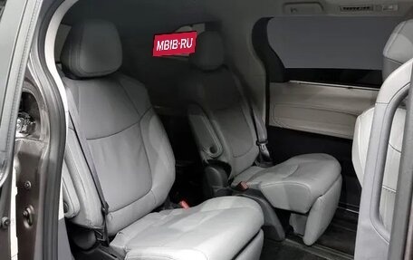 Toyota Sienna, 2024 год, 6 000 000 рублей, 13 фотография