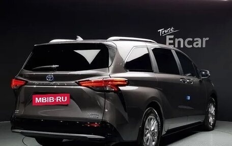 Toyota Sienna, 2024 год, 6 000 000 рублей, 2 фотография