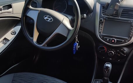 Hyundai Solaris II рестайлинг, 2014 год, 860 000 рублей, 10 фотография