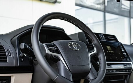 Toyota Land Cruiser Prado 150 рестайлинг 2, 2022 год, 7 320 000 рублей, 12 фотография