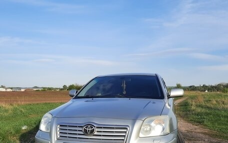 Toyota Avensis III рестайлинг, 2004 год, 600 000 рублей, 1 фотография