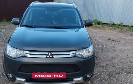 Mitsubishi Outlander III рестайлинг 3, 2014 год, 1 250 000 рублей, 2 фотография
