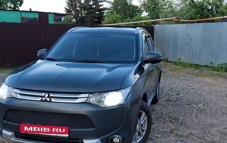 Mitsubishi Outlander III рестайлинг 3, 2014 год, 1 250 000 рублей, 10 фотография