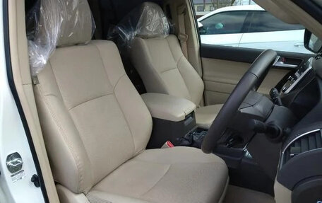 Toyota Land Cruiser Prado 150 рестайлинг 2, 2022 год, 4 790 131 рублей, 6 фотография