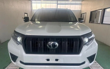 Toyota Land Cruiser Prado 150 рестайлинг 2, 2022 год, 3 562 123 рублей, 2 фотография