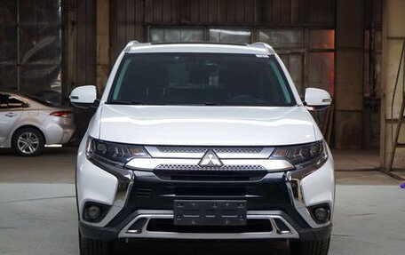 Mitsubishi Outlander III рестайлинг 3, 2021 год, 2 300 000 рублей, 3 фотография