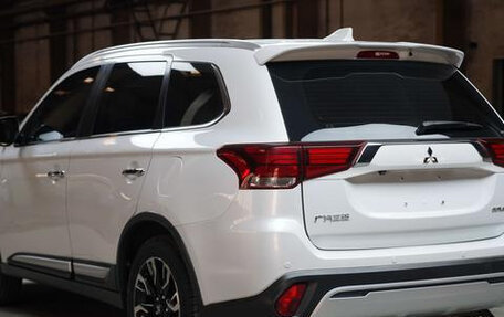Mitsubishi Outlander III рестайлинг 3, 2021 год, 2 300 000 рублей, 2 фотография