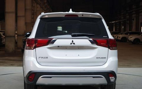 Mitsubishi Outlander III рестайлинг 3, 2021 год, 2 300 000 рублей, 4 фотография