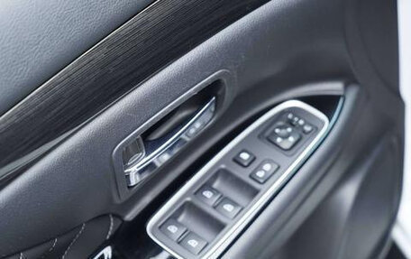 Mitsubishi Outlander III рестайлинг 3, 2021 год, 2 300 000 рублей, 5 фотография
