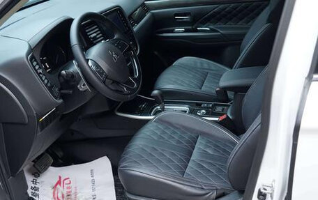 Mitsubishi Outlander III рестайлинг 3, 2021 год, 2 300 000 рублей, 6 фотография