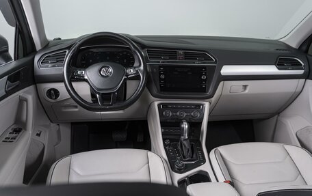 Volkswagen Tiguan II, 2018 год, 2 579 000 рублей, 6 фотография