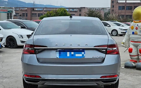 Skoda Superb III рестайлинг, 2023 год, 2 320 000 рублей, 2 фотография