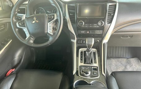 Mitsubishi Pajero Sport III рестайлинг, 2018 год, 3 340 000 рублей, 11 фотография