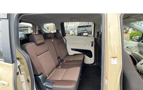 Toyota Sienta II, 2021 год, 1 093 000 рублей, 20 фотография