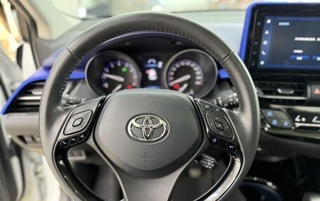 Toyota C-HR I рестайлинг, 2022 год, 2 095 000 рублей, 8 фотография