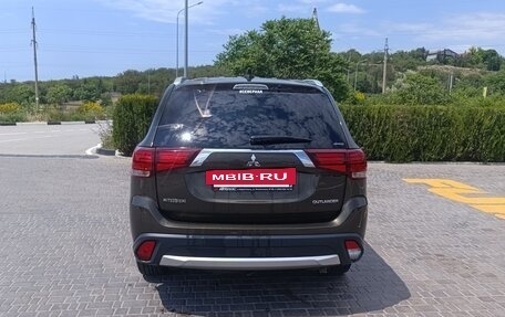 Mitsubishi Outlander III рестайлинг 3, 2017 год, 3 000 000 рублей, 3 фотография