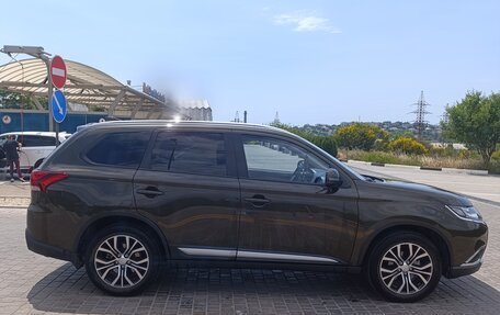 Mitsubishi Outlander III рестайлинг 3, 2017 год, 3 000 000 рублей, 4 фотография