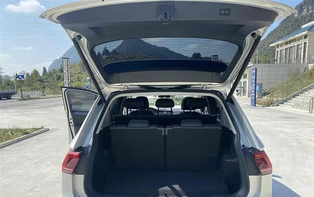 Volkswagen Tiguan II, 2021 год, 2 650 000 рублей, 2 фотография