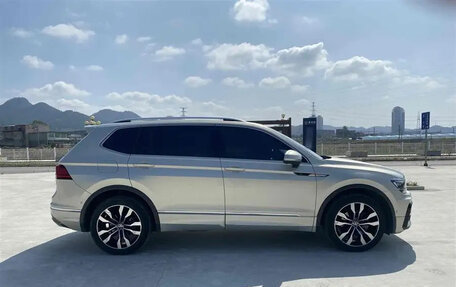 Volkswagen Tiguan II, 2021 год, 2 650 000 рублей, 10 фотография