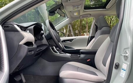 Toyota RAV4, 2020 год, 2 990 000 рублей, 21 фотография