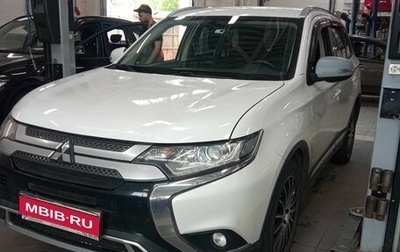 Mitsubishi Outlander III рестайлинг 3, 2018 год, 1 860 000 рублей, 1 фотография