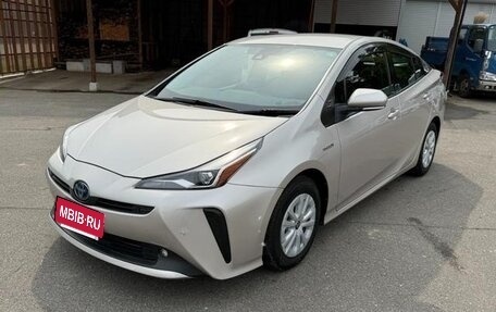 Toyota Prius IV XW50, 2019 год, 1 569 000 рублей, 10 фотография