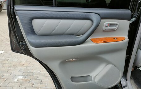 Toyota Land Cruiser 100 рестайлинг 2, 2005 год, 2 030 000 рублей, 12 фотография