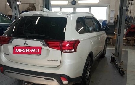 Mitsubishi Outlander III рестайлинг 3, 2018 год, 1 860 000 рублей, 3 фотография
