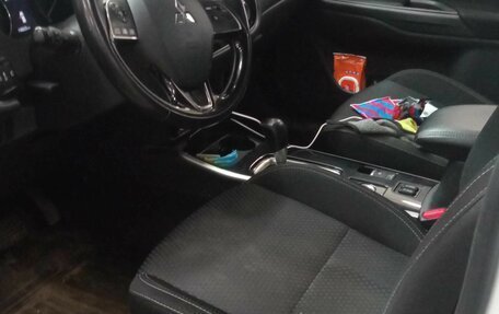 Mitsubishi Outlander III рестайлинг 3, 2018 год, 1 860 000 рублей, 5 фотография