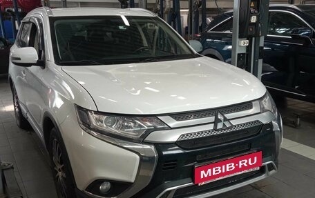 Mitsubishi Outlander III рестайлинг 3, 2018 год, 1 860 000 рублей, 2 фотография
