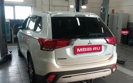 Mitsubishi Outlander III рестайлинг 3, 2018 год, 1 860 000 рублей, 4 фотография