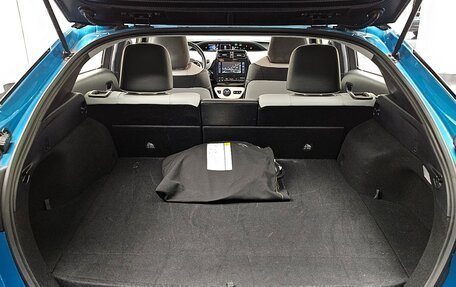 Toyota Prius IV XW50, 2017 год, 2 060 000 рублей, 5 фотография