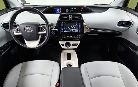 Toyota Prius IV XW50, 2017 год, 2 060 000 рублей, 8 фотография