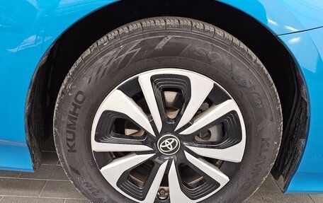 Toyota Prius IV XW50, 2017 год, 2 060 000 рублей, 7 фотография