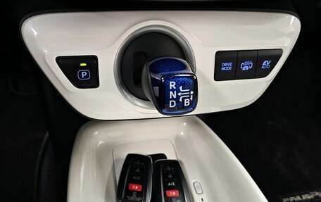 Toyota Prius IV XW50, 2017 год, 2 060 000 рублей, 9 фотография