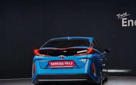 Toyota Prius IV XW50, 2017 год, 2 060 000 рублей, 4 фотография