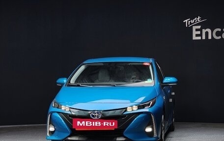 Toyota Prius IV XW50, 2017 год, 2 060 000 рублей, 2 фотография