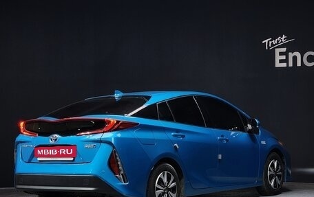 Toyota Prius IV XW50, 2017 год, 2 060 000 рублей, 3 фотография