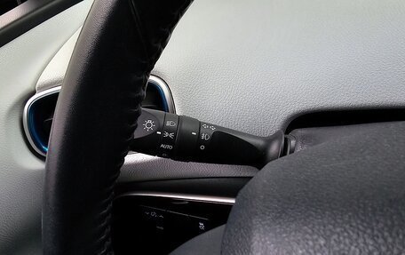 Toyota Prius IV XW50, 2017 год, 2 060 000 рублей, 12 фотография