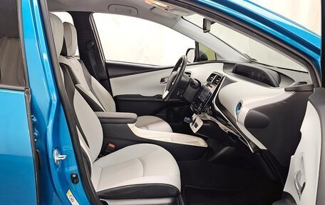 Toyota Prius IV XW50, 2017 год, 2 060 000 рублей, 13 фотография