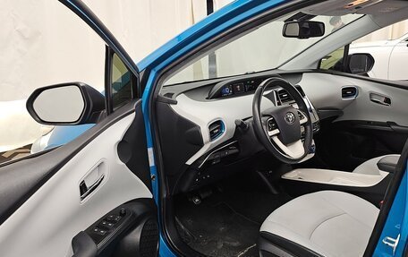 Toyota Prius IV XW50, 2017 год, 2 060 000 рублей, 11 фотография