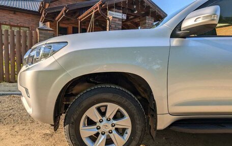 Toyota Land Cruiser Prado 150 рестайлинг 2, 2020 год, 6 000 000 рублей, 11 фотография