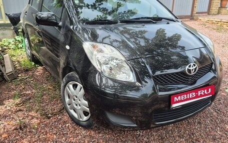 Toyota Yaris III рестайлинг, 2009 год, 600 000 рублей, 2 фотография